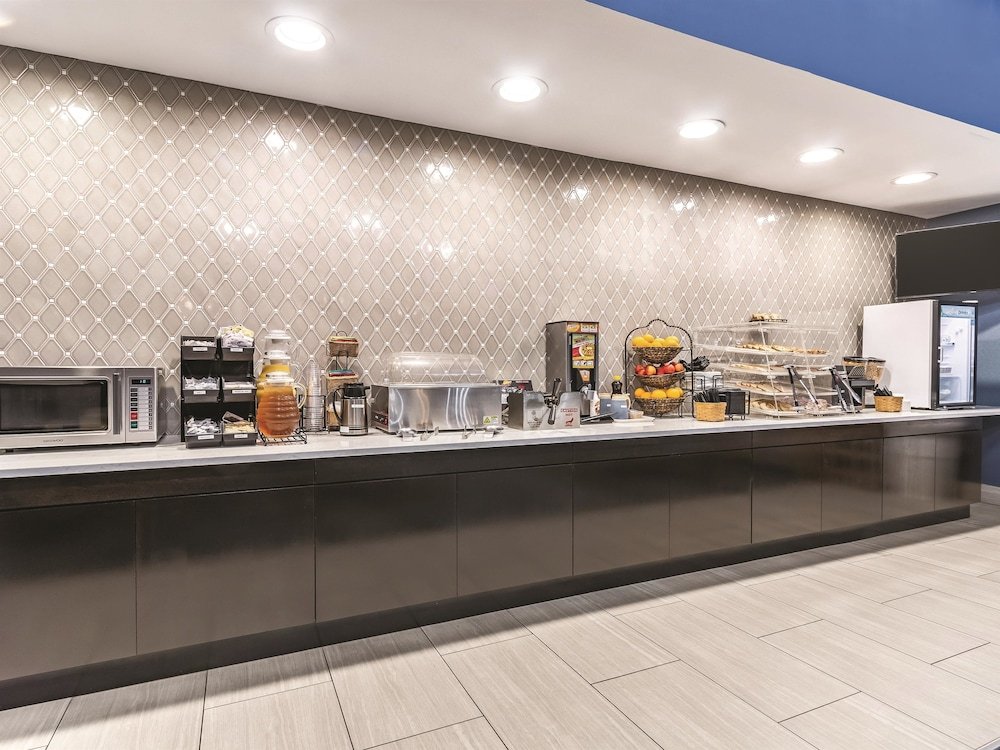 Фото La Quinta Inn & Suites by Wyndham Phoenix I-10 West