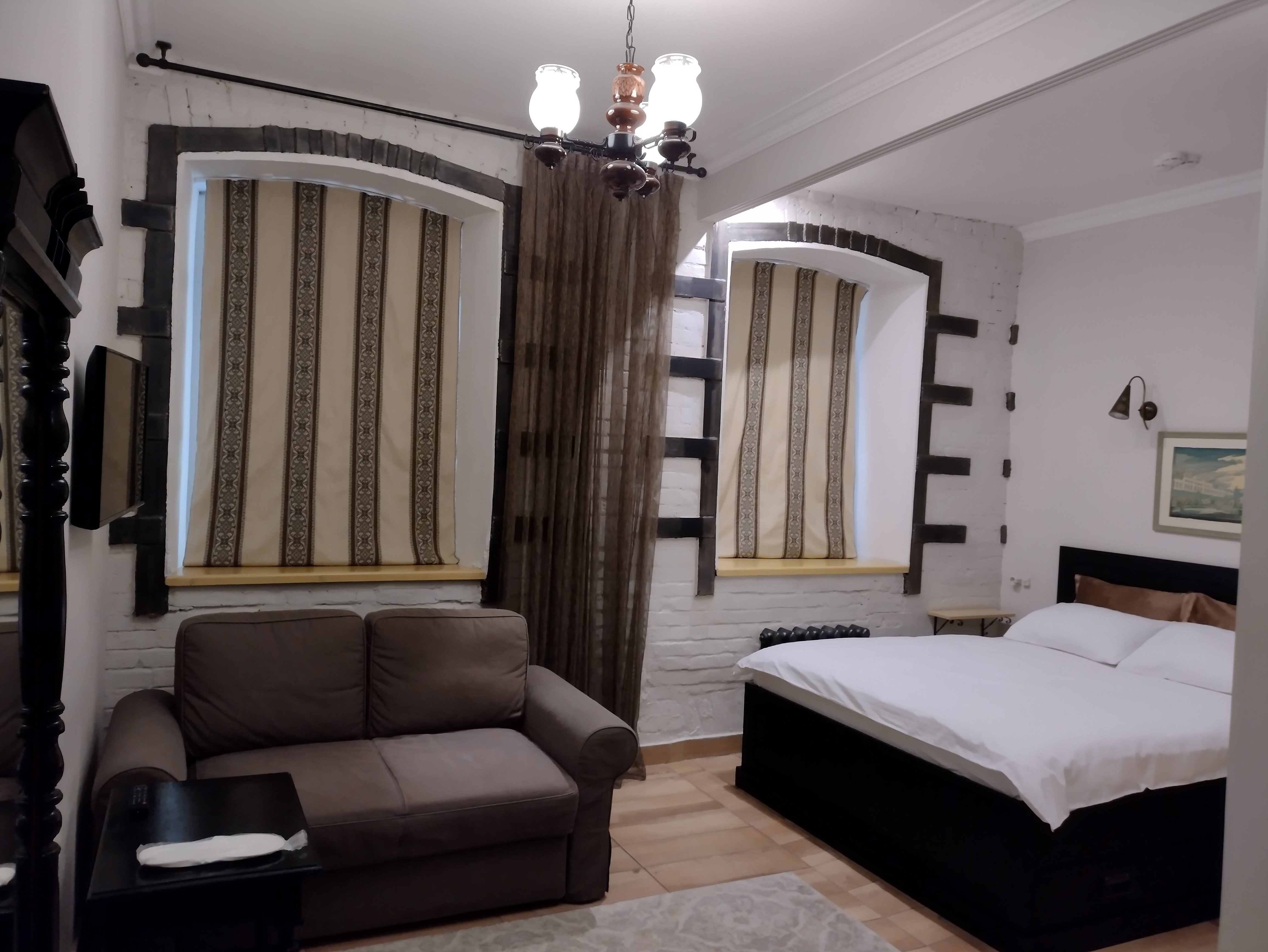 Фото Brick Walls Hotel