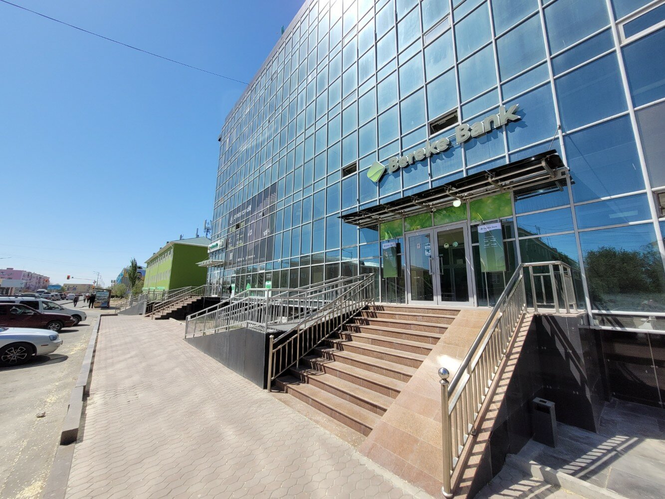 Порно түсіру: ұлы досының анасын трахает