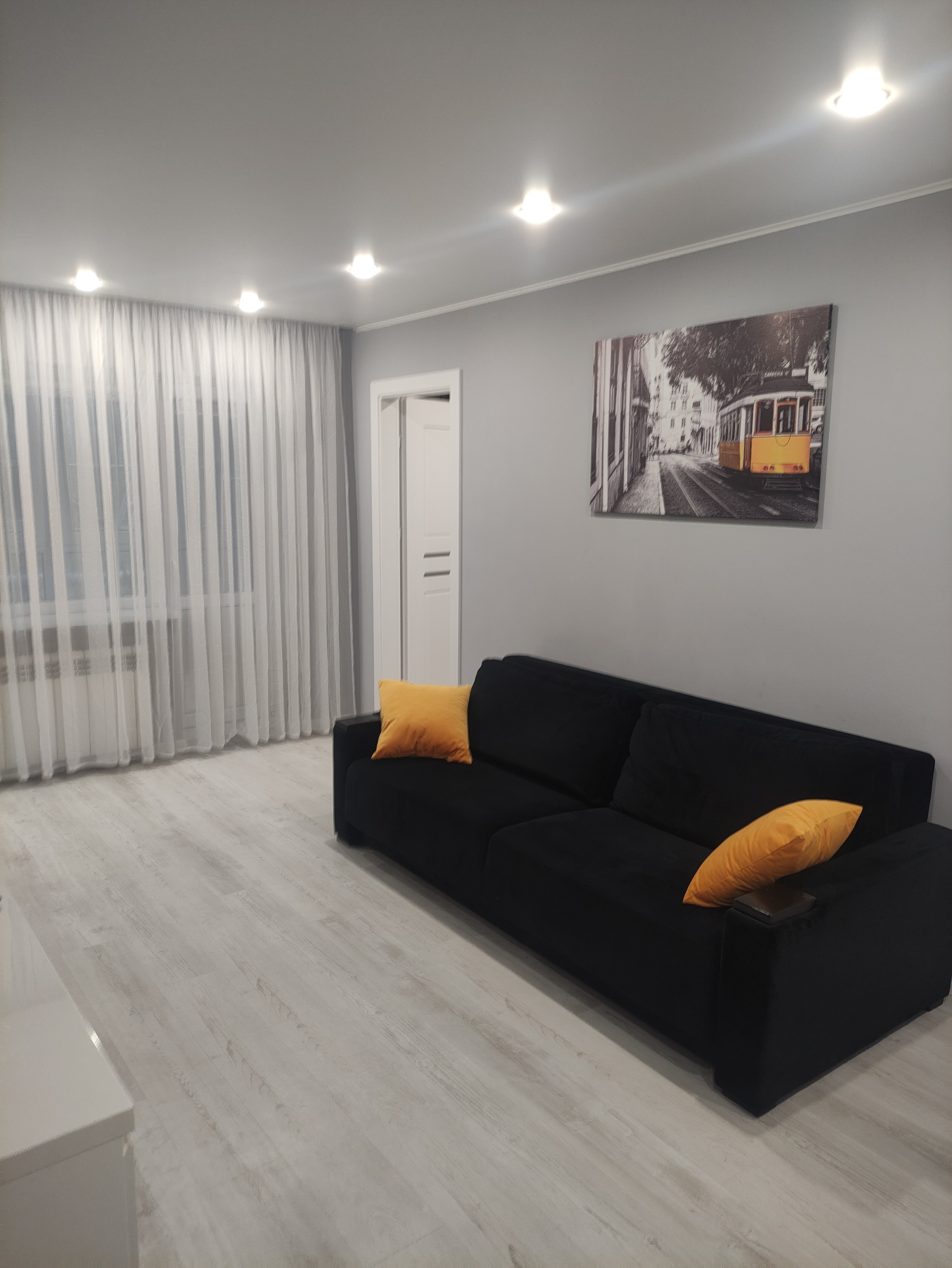 Фото Двухкомнатная квартира у площади