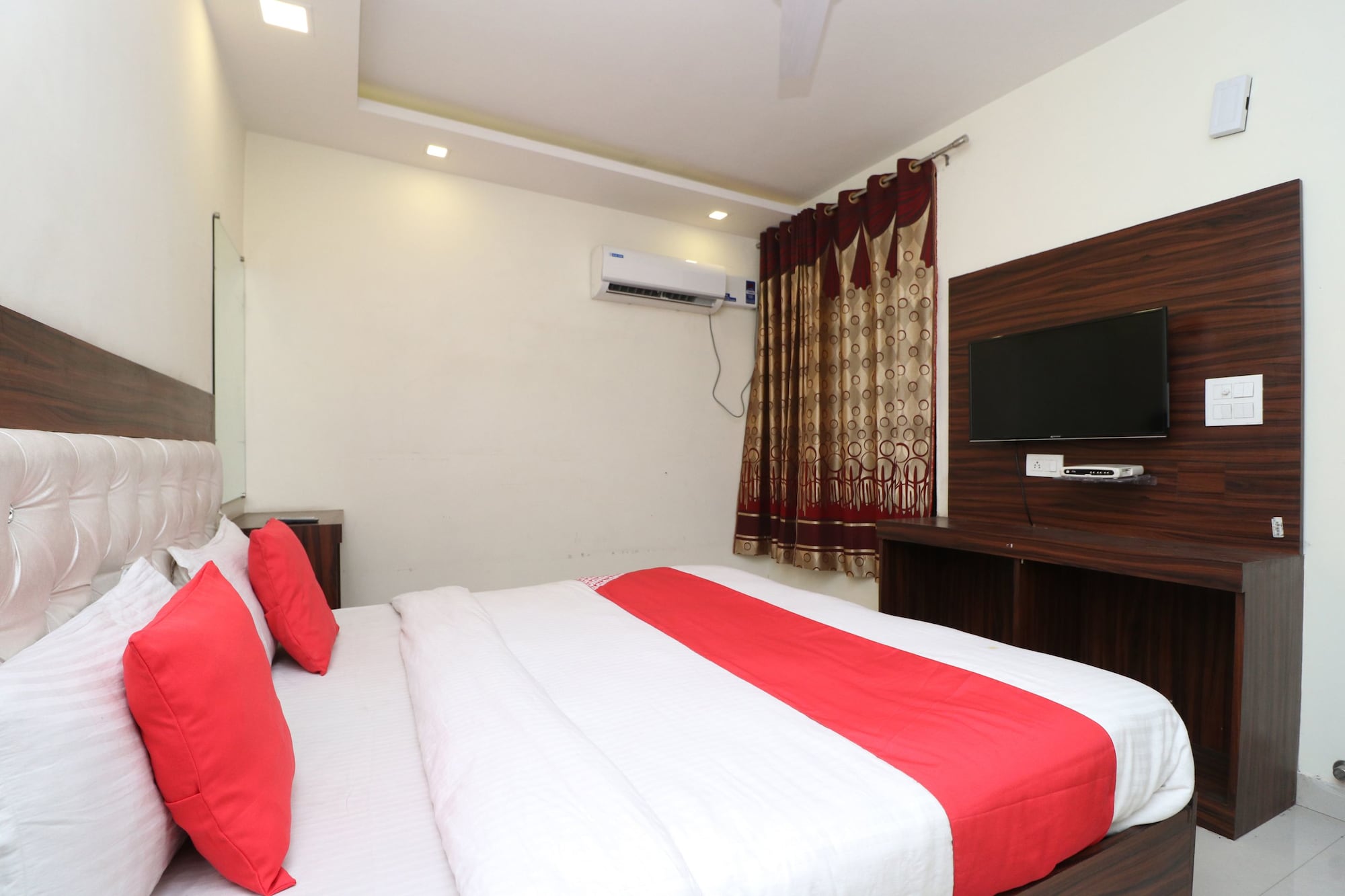Фото Oyo 28646 Hotel Golden Heart