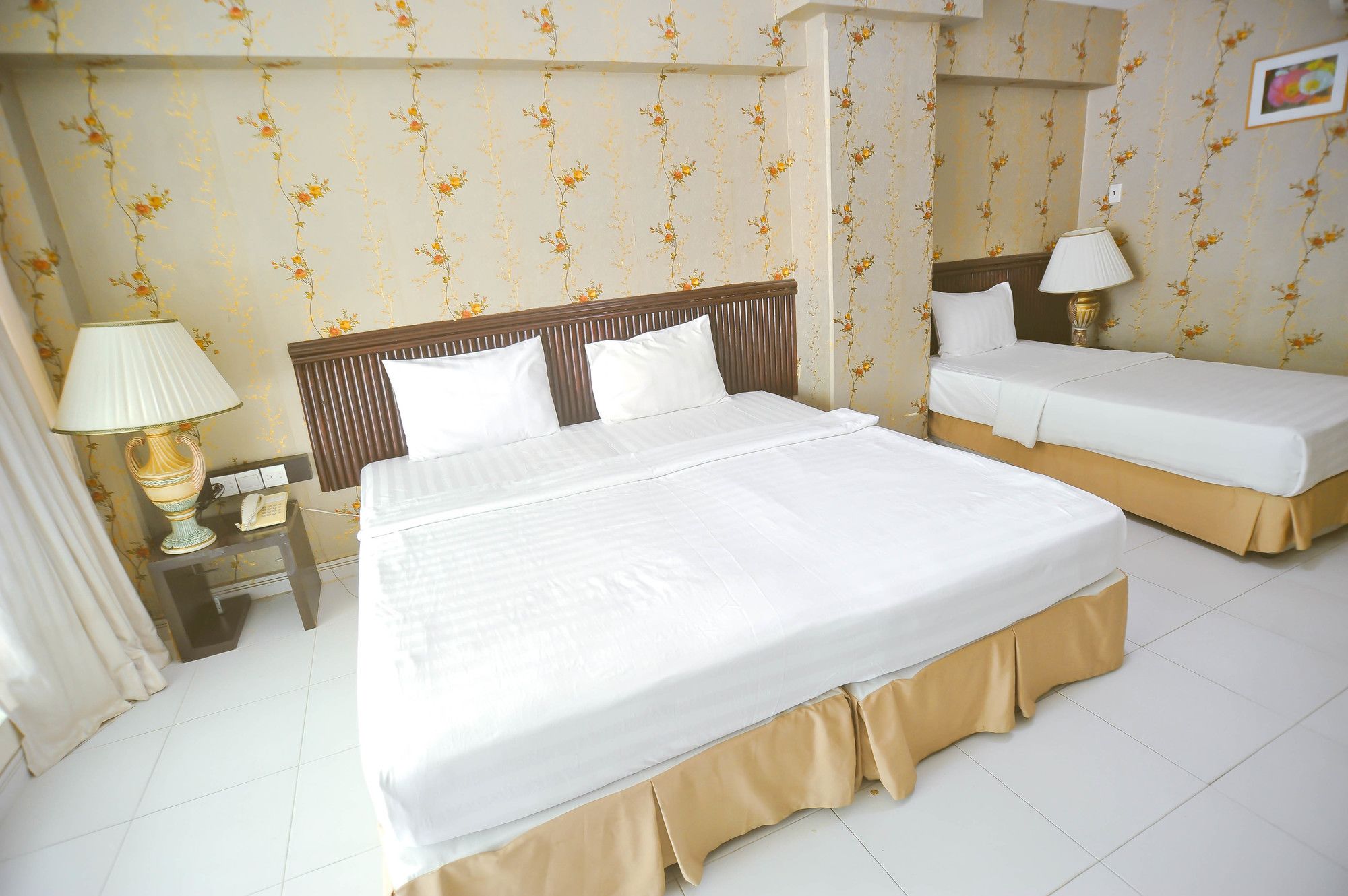 Фото Holiday Hotel