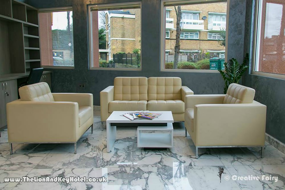 Фото The Lion & Key Hotel