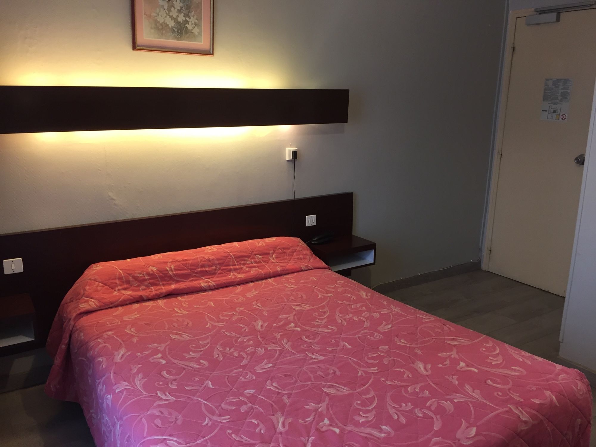 Фото Hôtel des Pyrénées