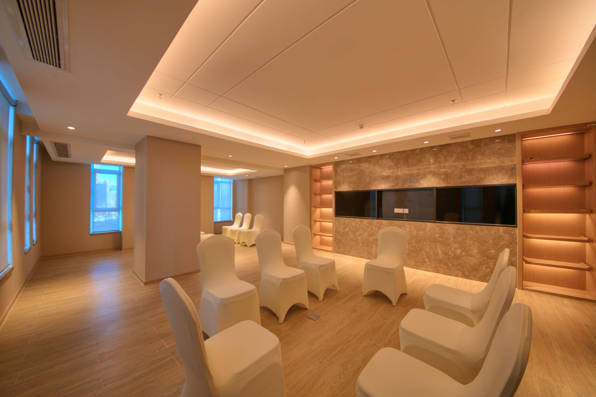 Фото Holiday Inn Express Shenyang Tawan