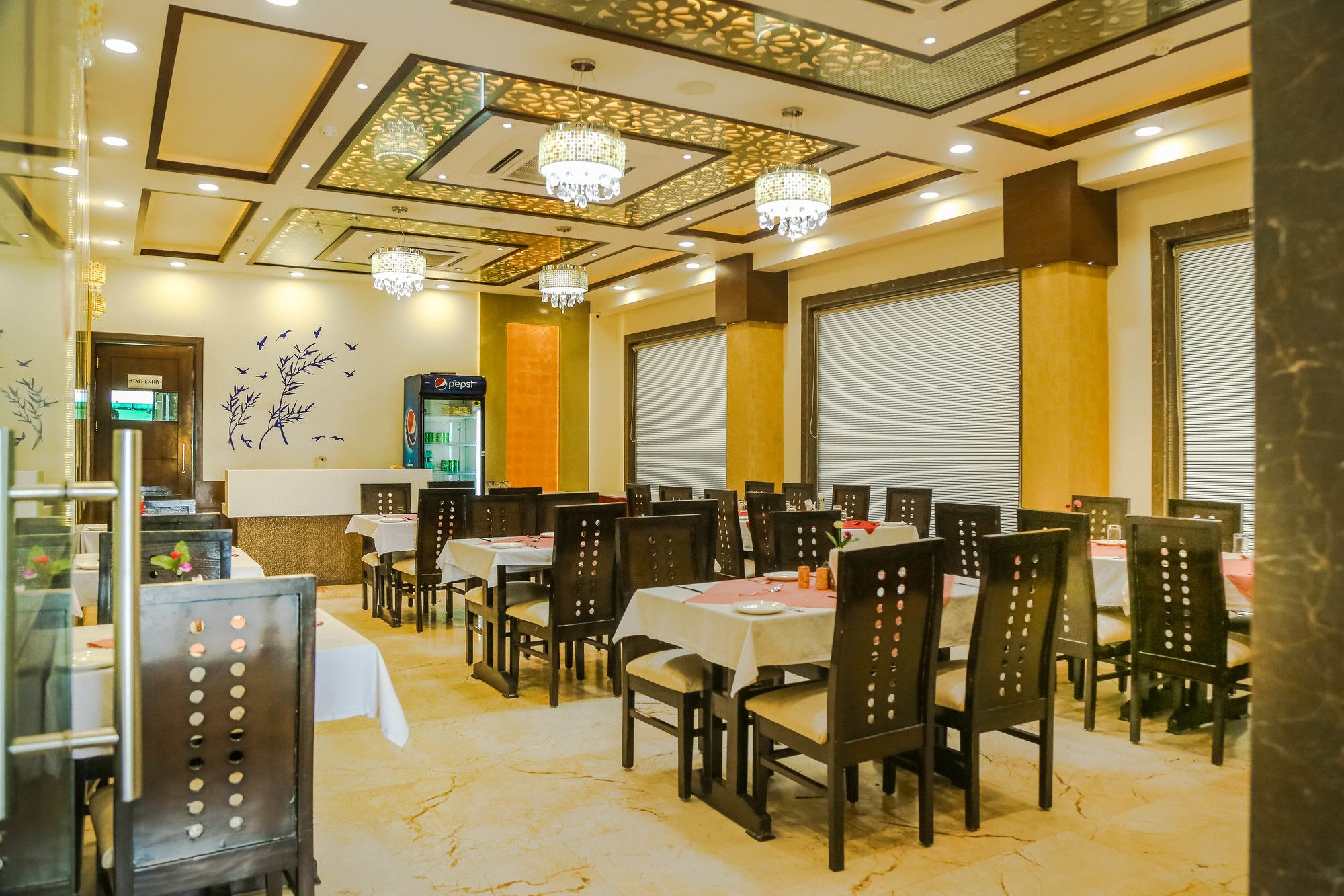 Фото Hotel Taj Heights