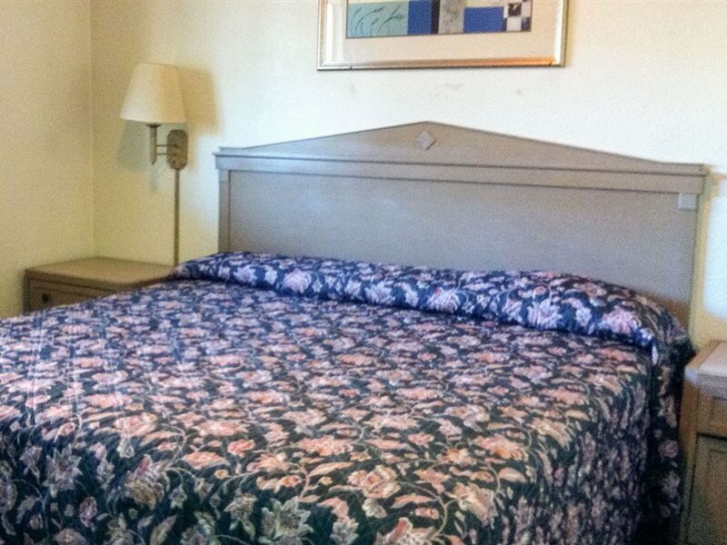 Фото Oaktree Inn and Suites