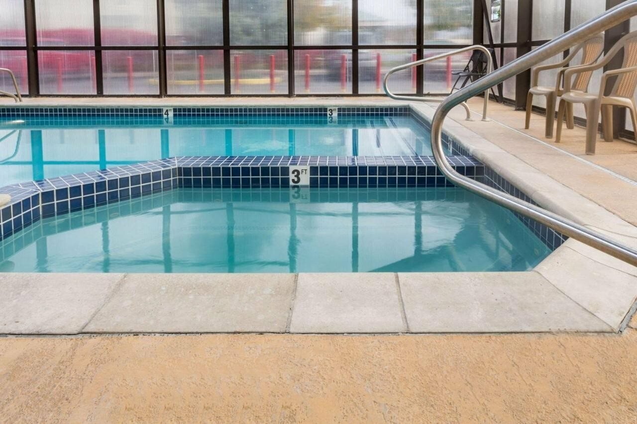 Фото Super 8 by Wyndham Logan