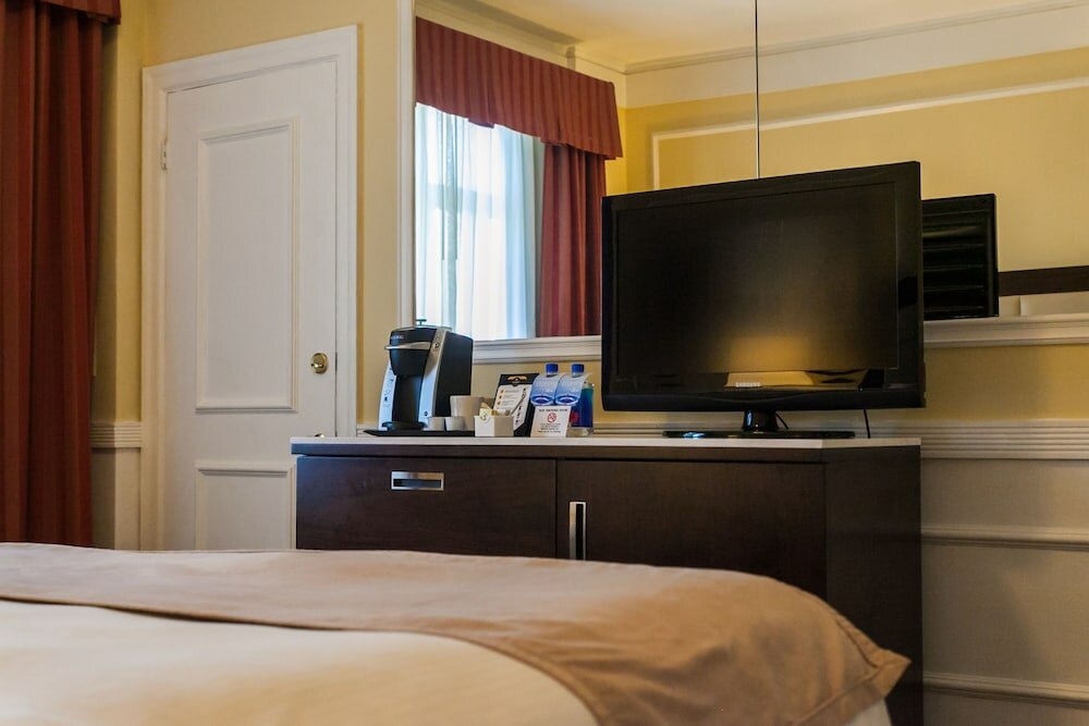 Фото The Pickwick Hotel