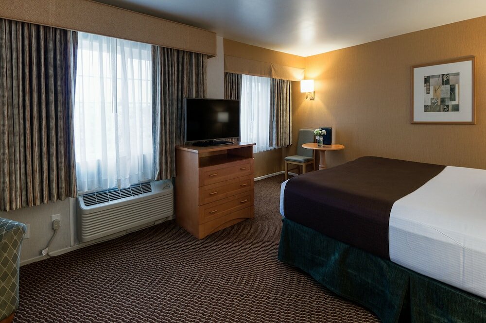 Фото Ramada by Wyndham Costa Mesa/Newport Beach