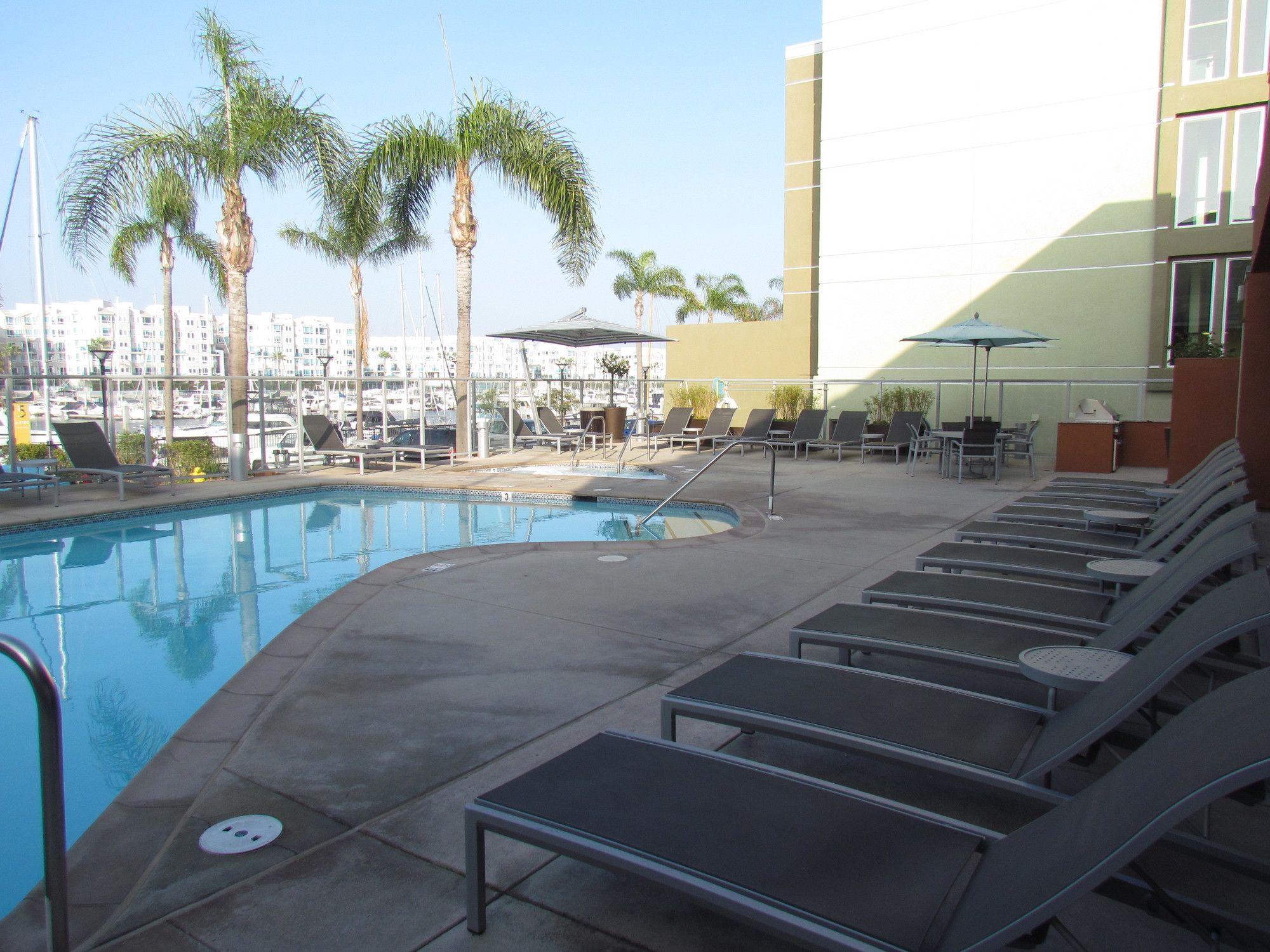 Фото Apartment With Full Amenities - Miracle Mile