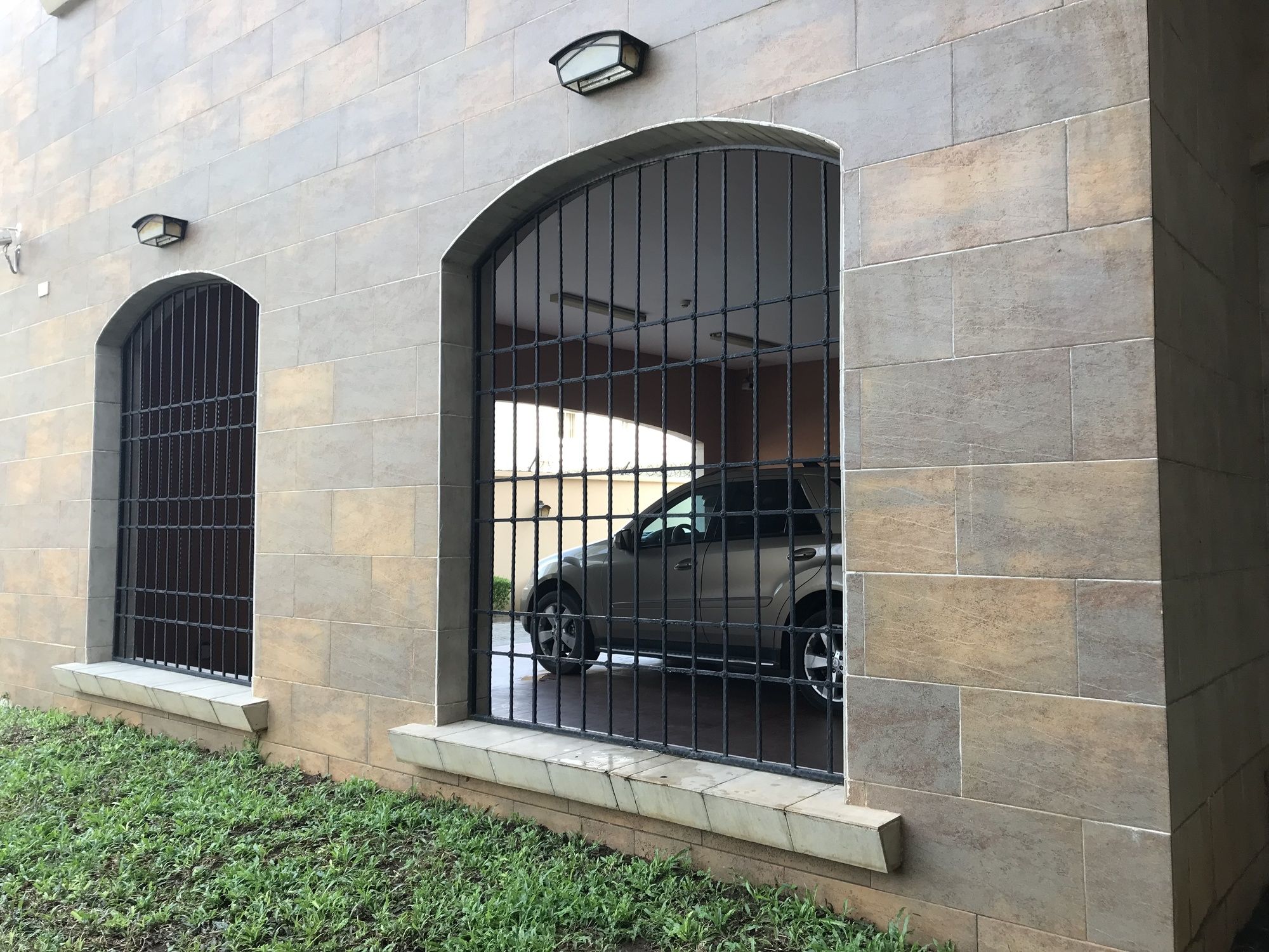 Фото Helena Court Apartments