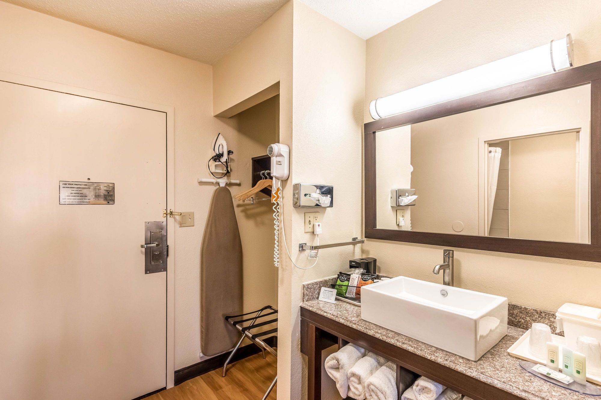 Фото Colby Inn and Suites