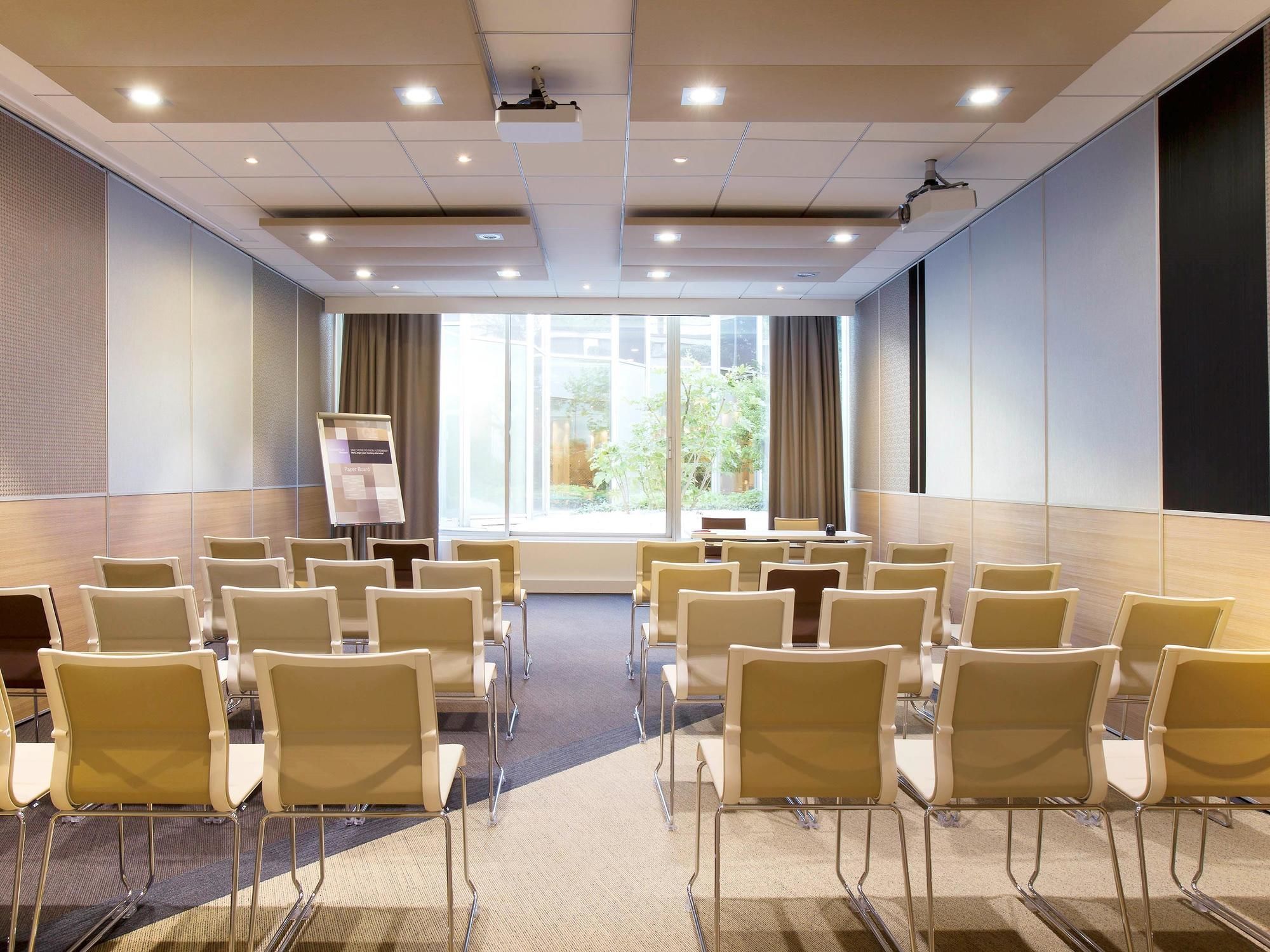 Фото Novotel Chennai Chamiers Road Hotel