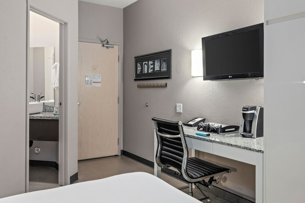 Фото Home Inn Express Medicine Hat