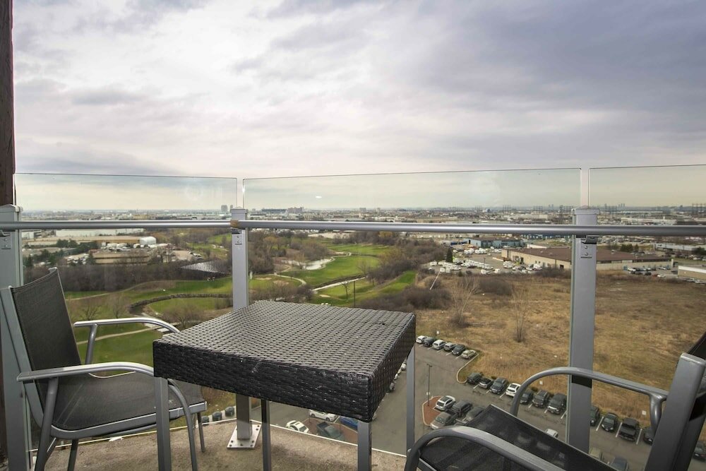 Фото Sandman Signature Toronto Airport Hotel