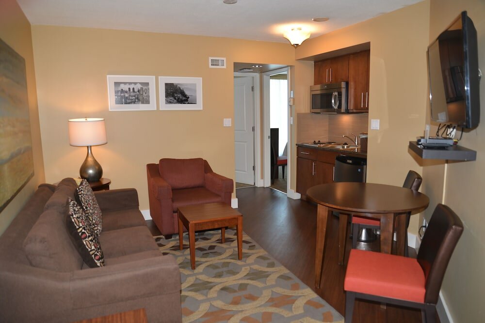 Фото Rosedale on Robson Suite Hotel