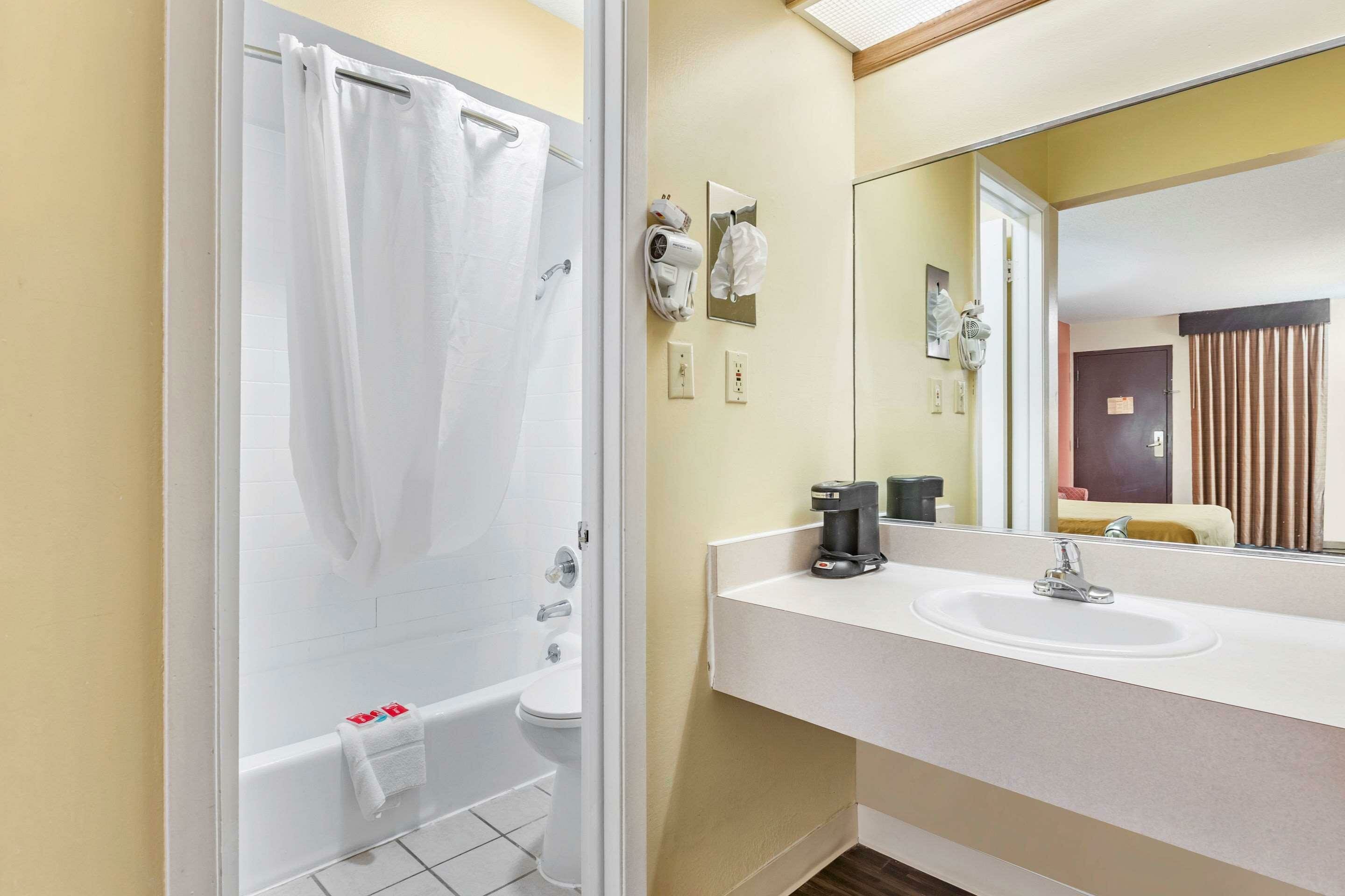 Фото Econo Lodge Urbandale-Northwest Des Moines