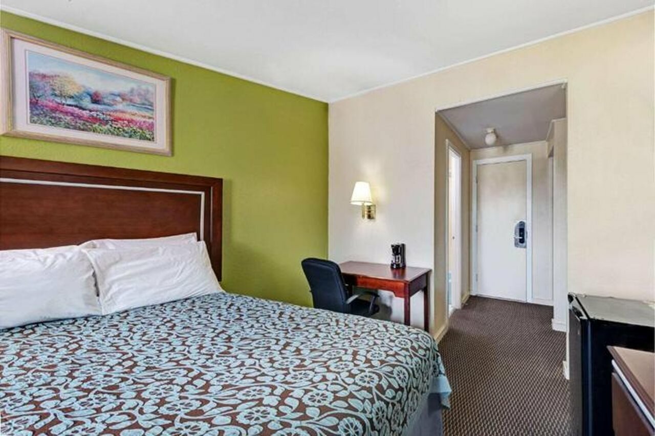 Фото Days Inn by Wyndham Kittery