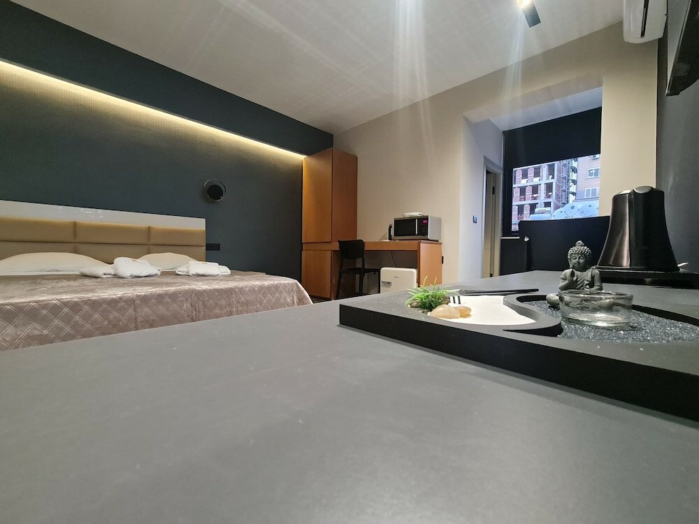 Фото La Mirage Suites & Apartments