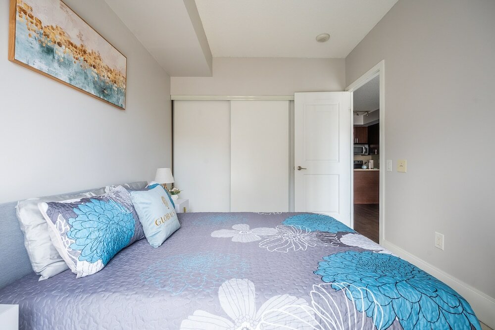 Фото Beautiful Condos In Heart of Downtown