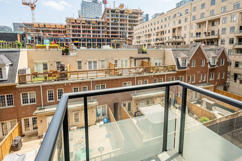 Фото Beautiful Condos In Heart of Downtown