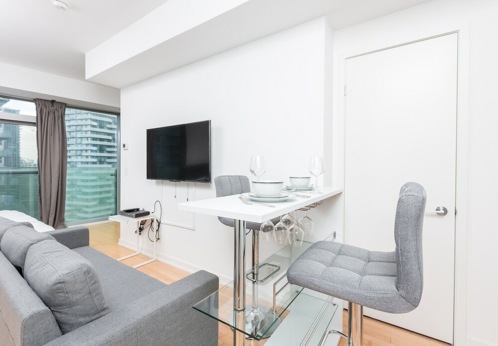 Фото Downtown-CN Tower-Jays