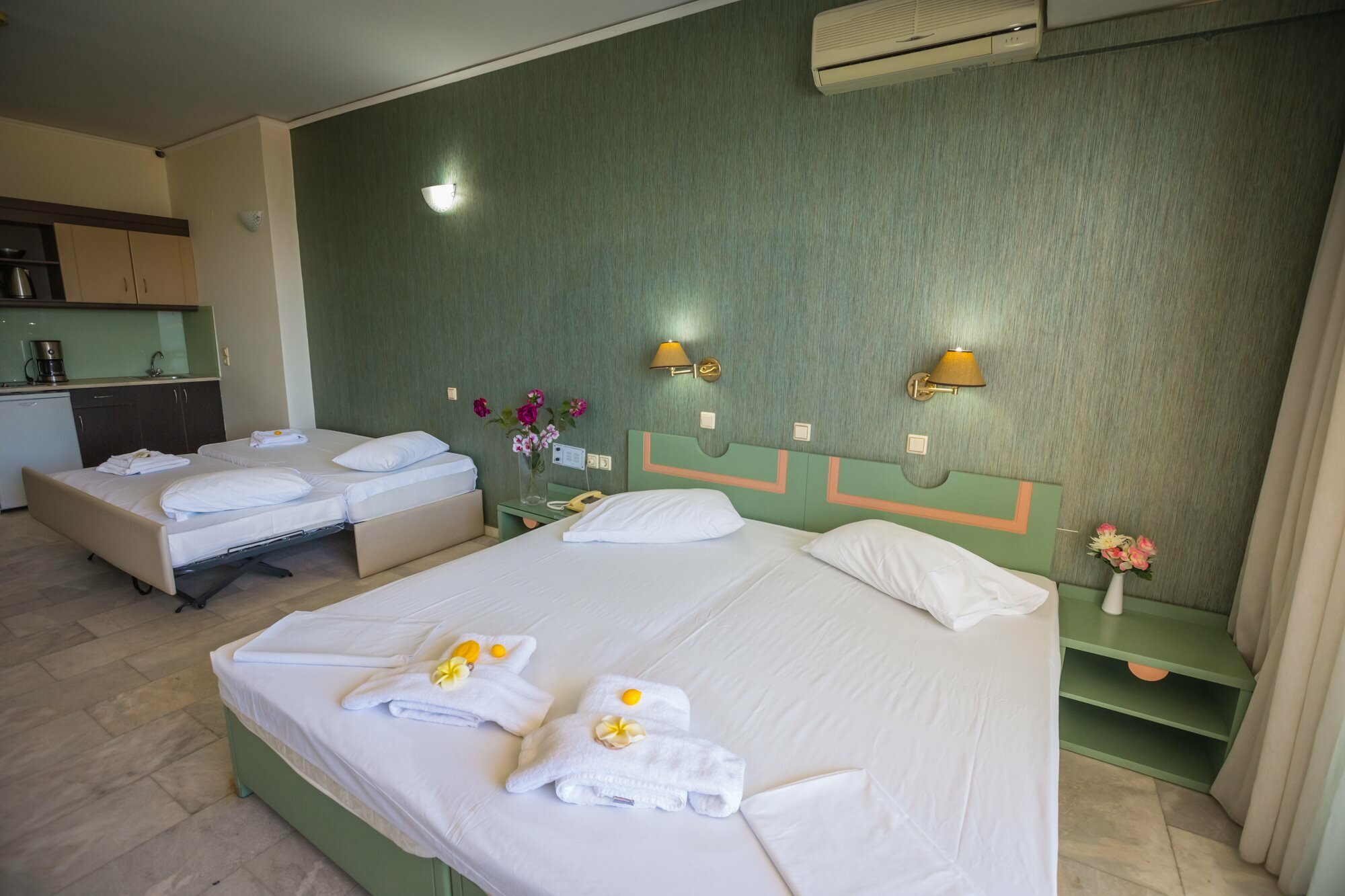 Фото Theo Beach Hotel Apartments