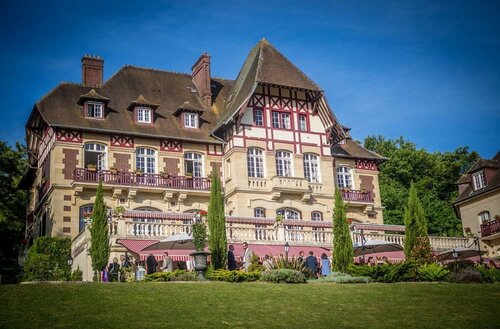 Гостиница Le Chateau de la Tour в Санлях