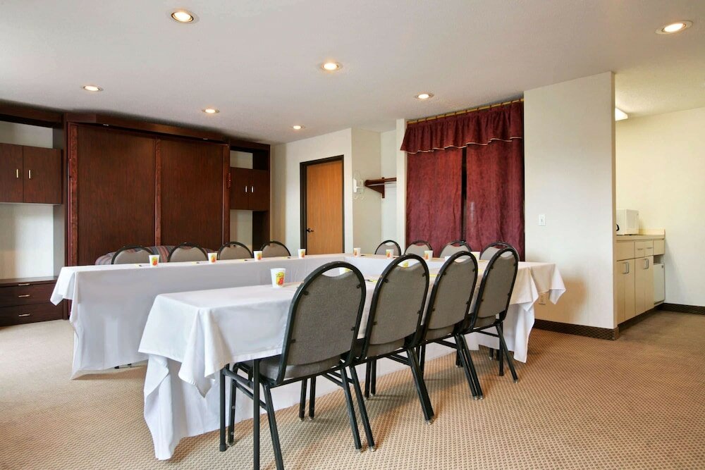 Фото Super 8 by Wyndham Green Bay I-43 Bus. Park