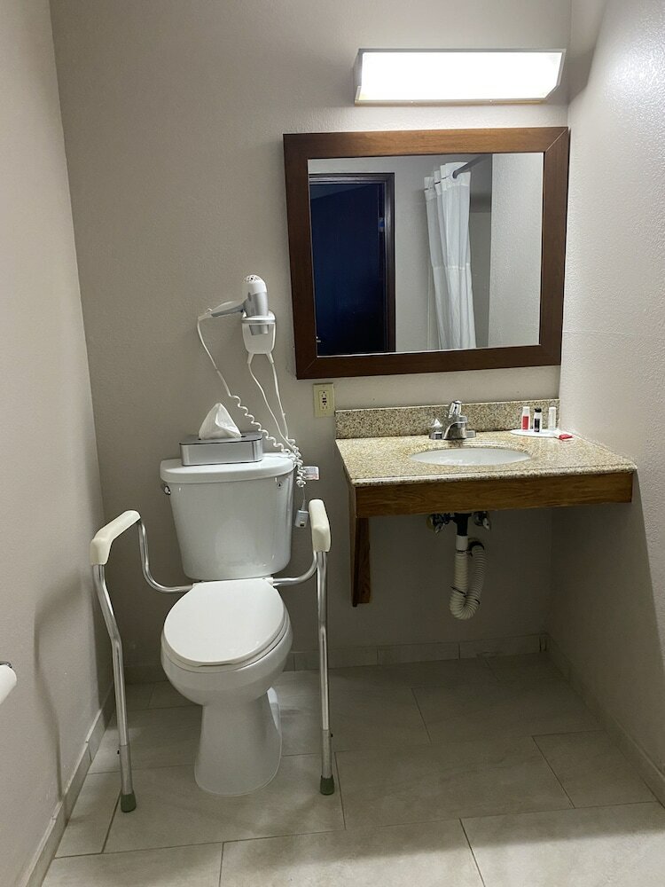 Фото Days Inn by Wyndham Brunswick Bath Area