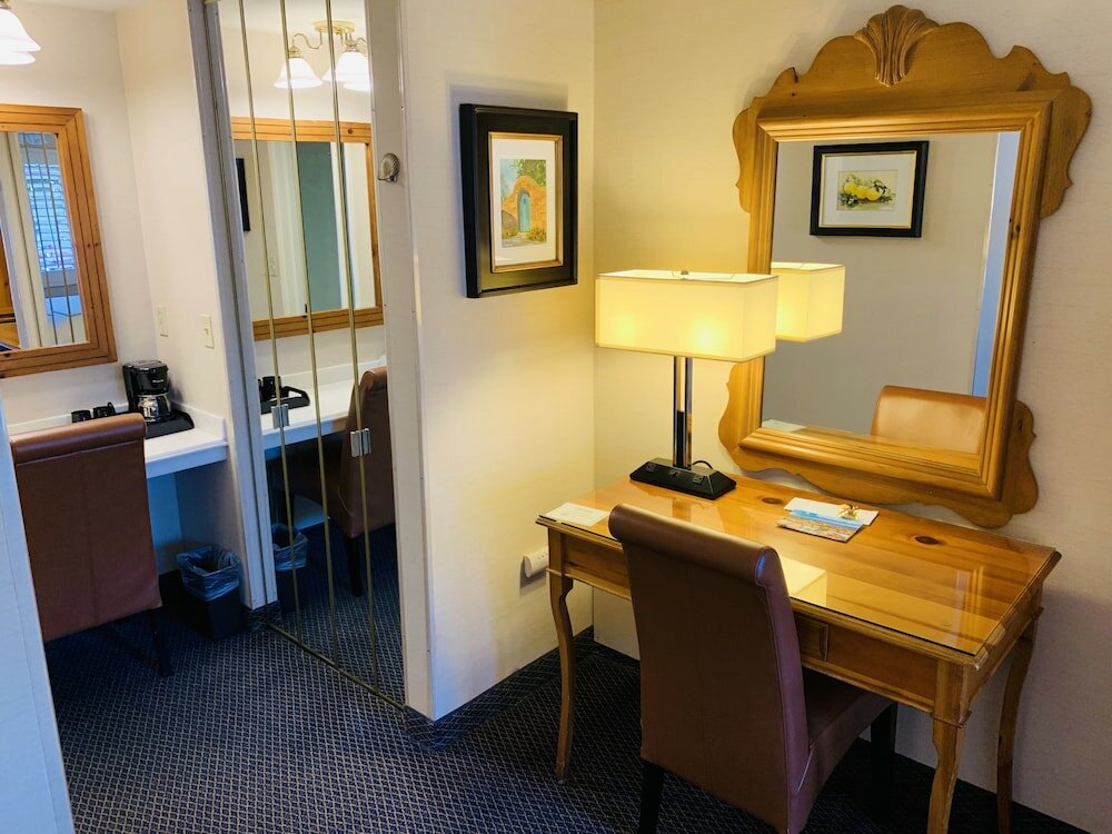 Фото Franciscan Inn & Suites