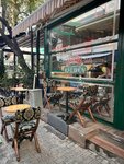 Friends Kadikoy (İstanbul, Kadikoy, Caferağa Mah., Miralay Nazım Sok., 27A), cafe
