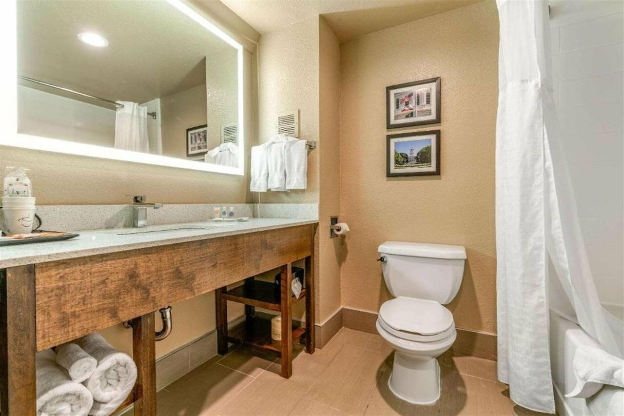 Фото Comfort Suites Downtown Sacramento