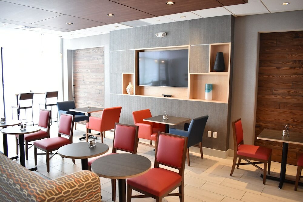 Фото Holiday Inn Express And Suites Boston South - Randolph, an Ihg Hotel