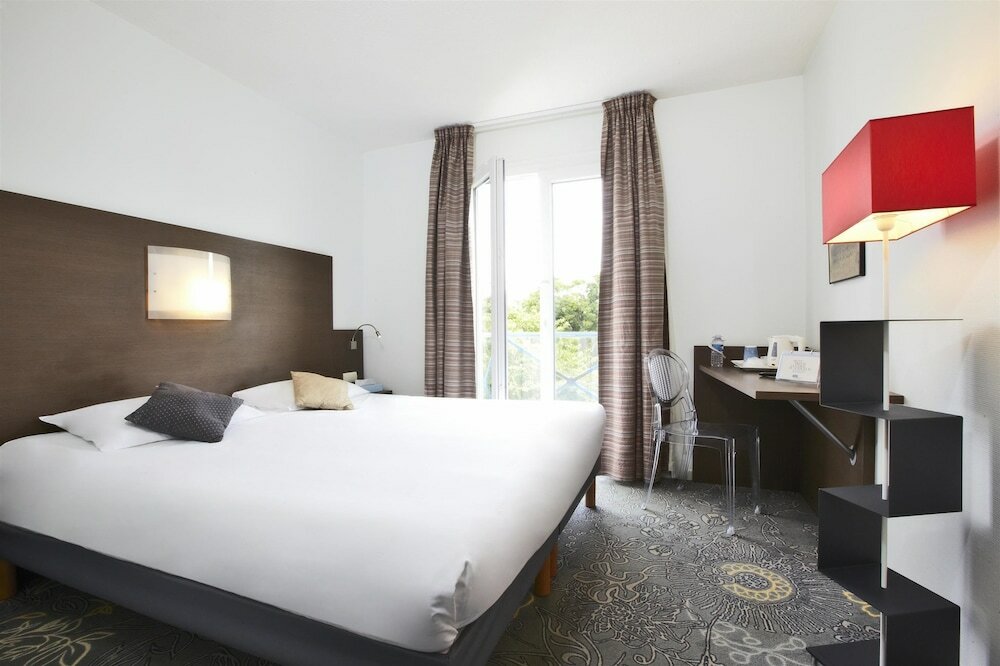 Фото Hôtel Kyriad La Rochelle Centre Ville