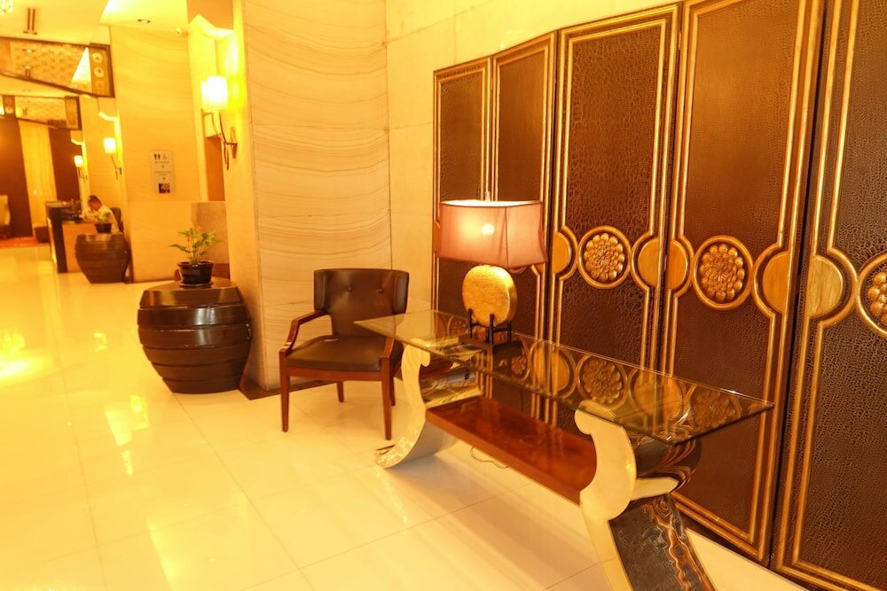 Фото Luxury Condo at Forbeswood Parklane