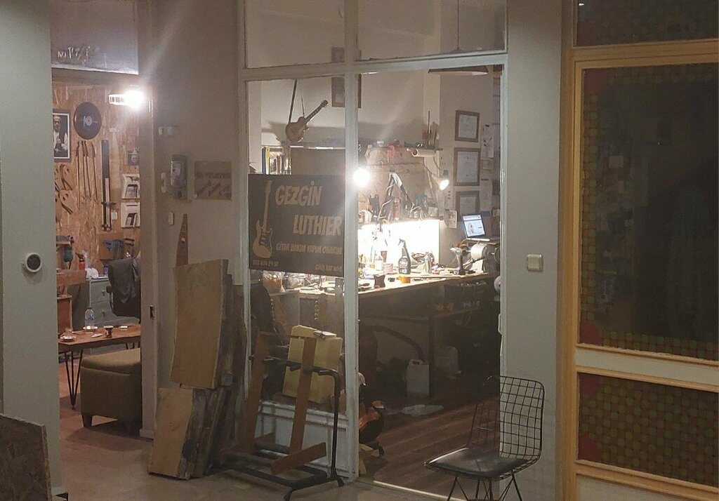 Music store Gezgin Luthier, Istanbul, photo