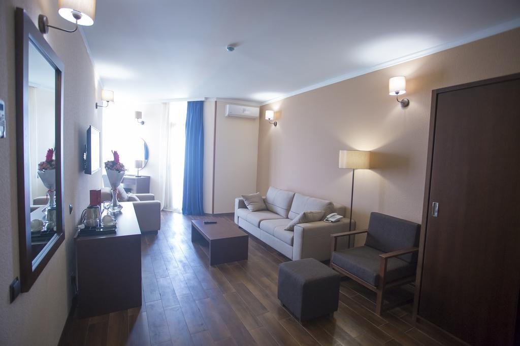 Фото Hotel Corner Inn