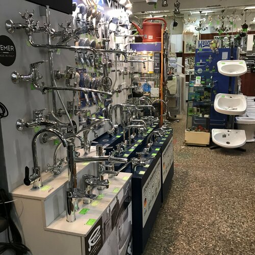 Кеудедегі қыздар кеуделерін шайқайды