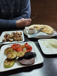 Шашлычный дворик (posyolok gorodskogo tipa Nizhneivkino, Kurortnaya ulitsa, 11к9) ، مقهى