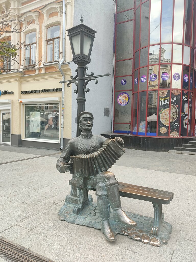Жанровая скульптура Гармонист, Красноармейск, фото