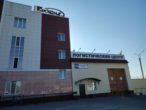 Жігіт қызды ақырын қозғайды