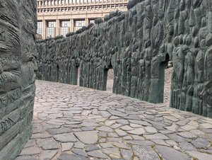 Wall of sorrow (Moscow, Tsentralniy Administrative Okrug, Krasnoselskiy District), genre sculpture