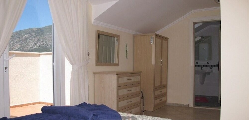 Фото Villa Th18 by JoyLettings