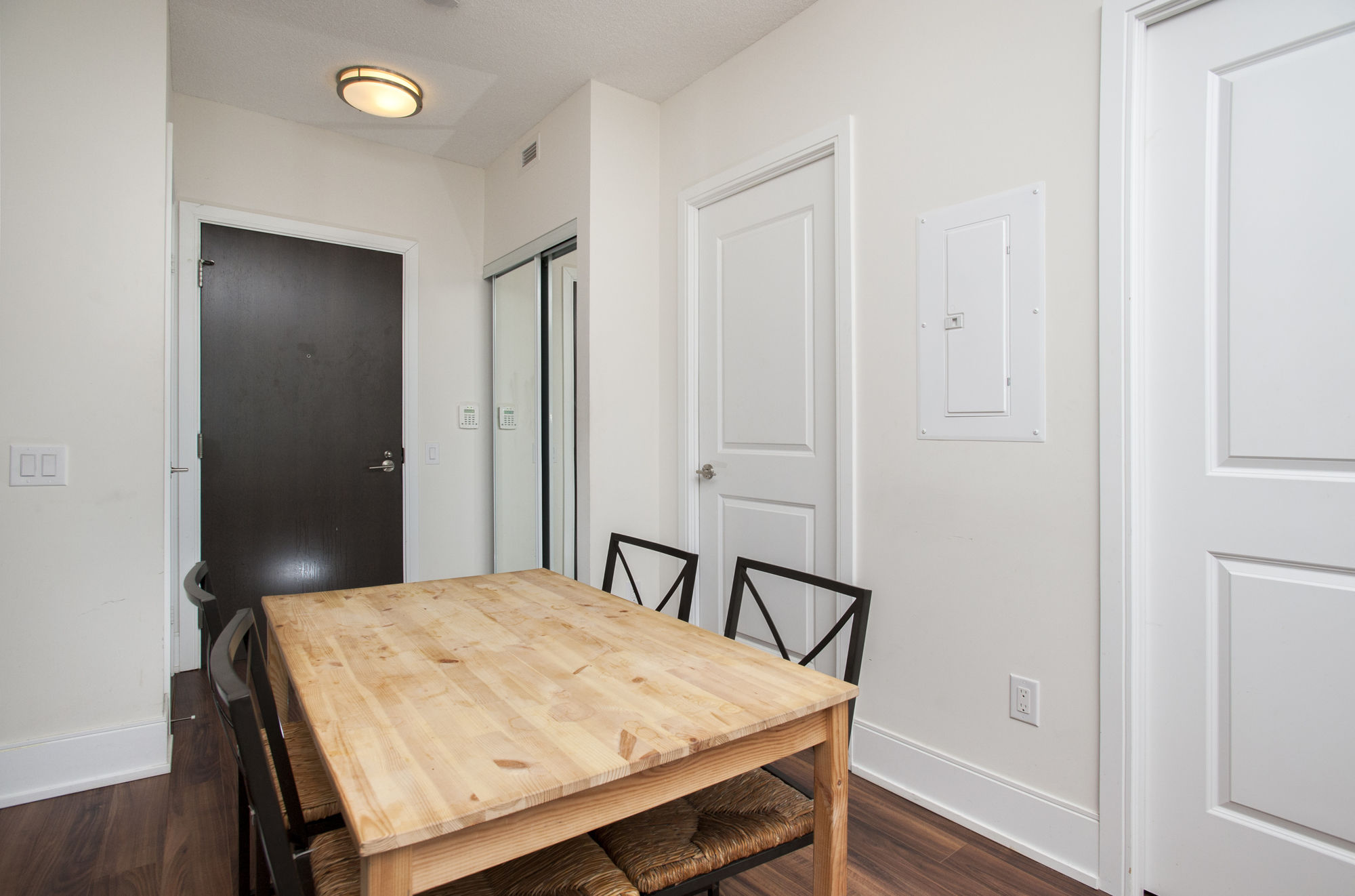 Фото Life Suites - Fort York Central Condo