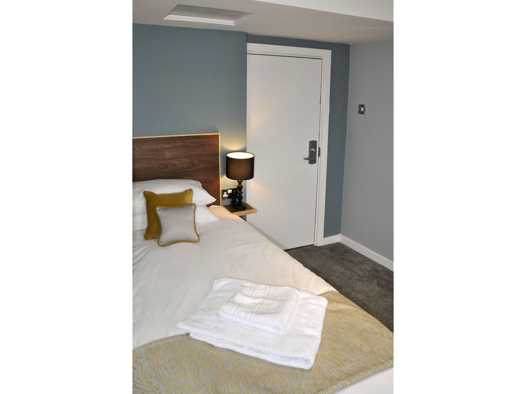 Фото The Coach Hotel