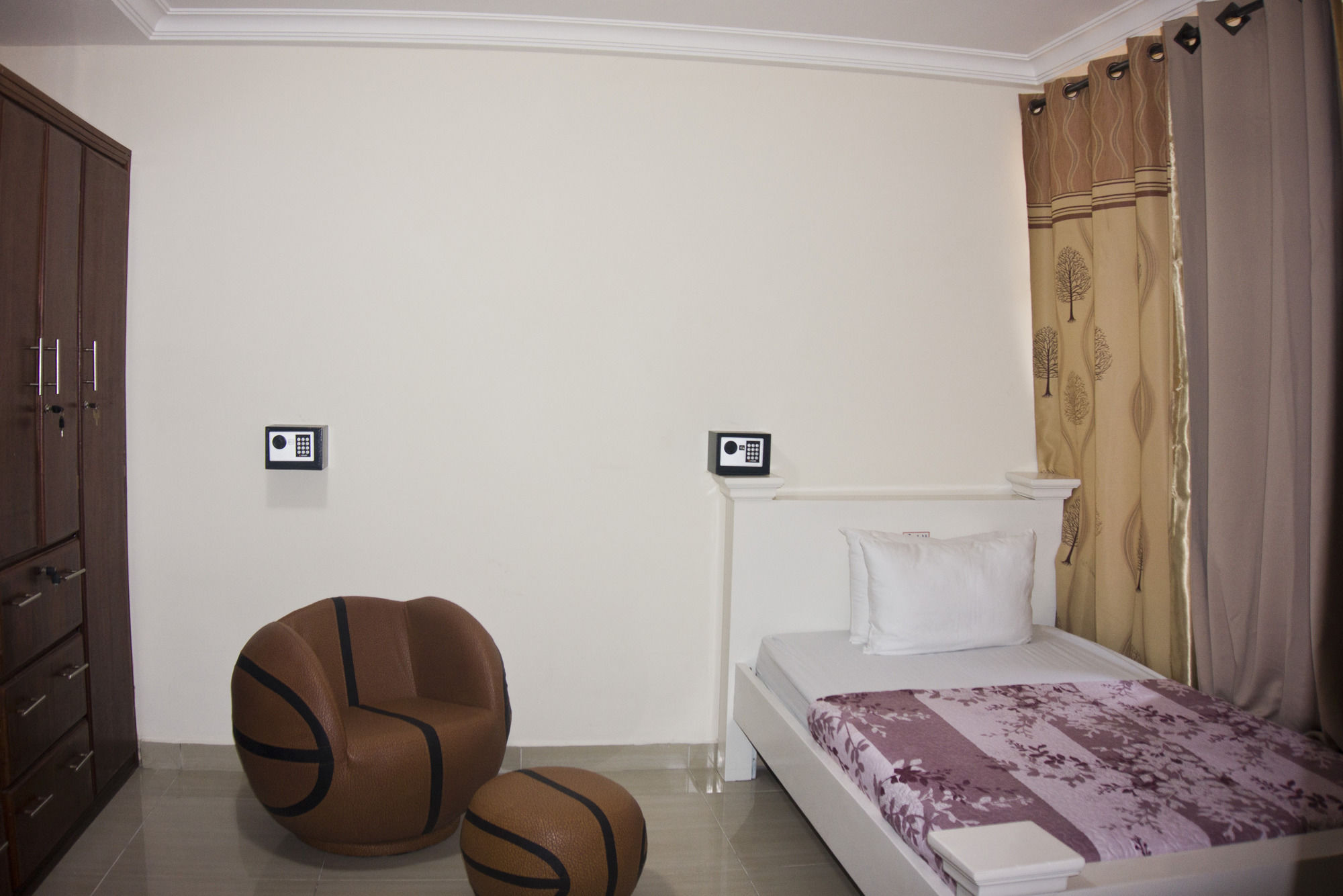 Фото At Home Boutique Hostel and Suite
