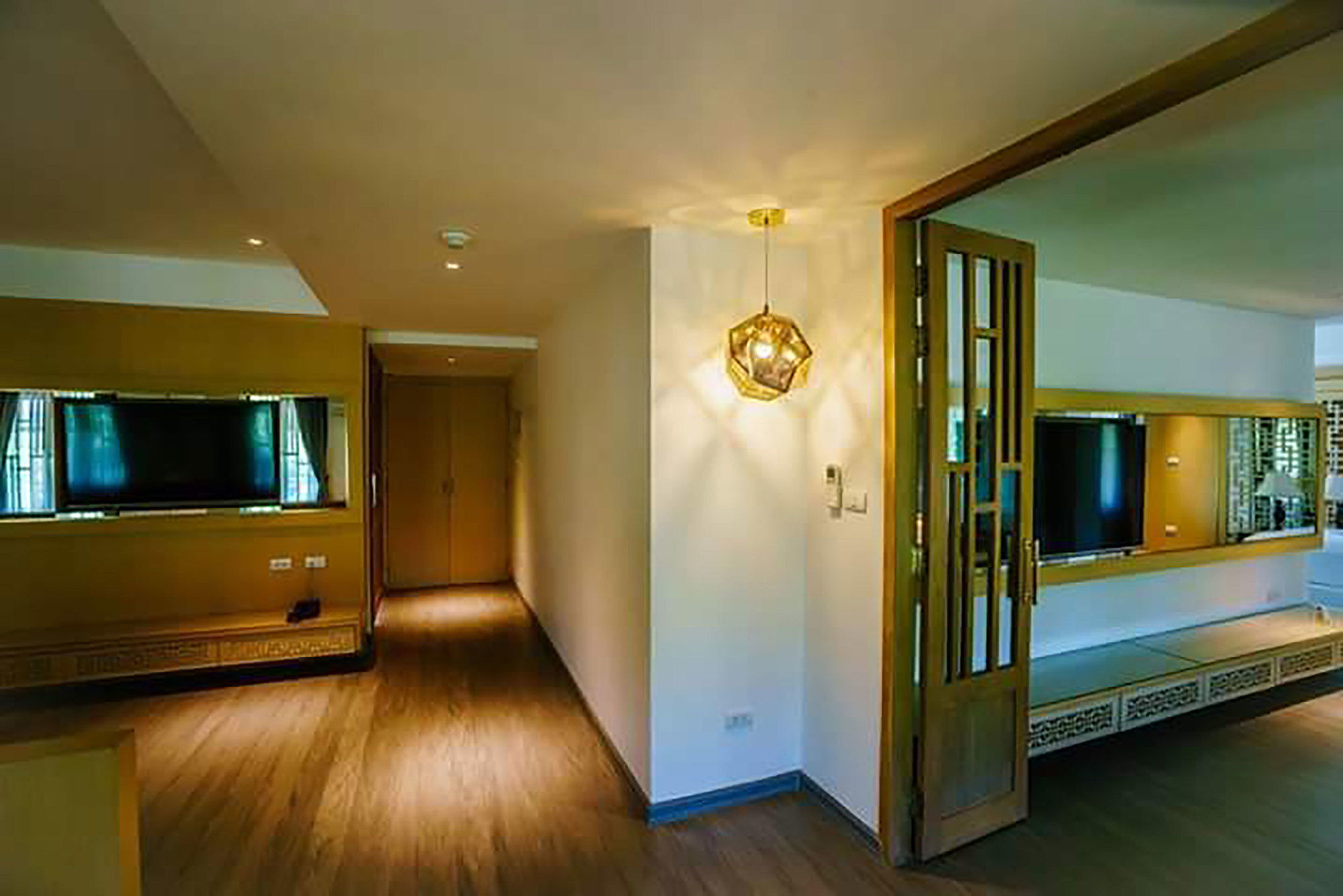 Фото Moon Dragon Hotel