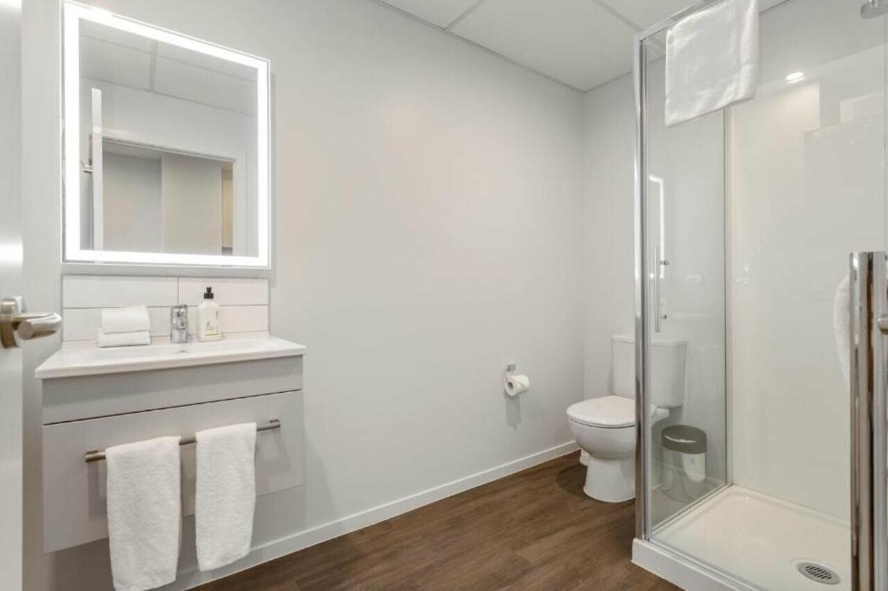 Фото Ramada by Wyndham Newmarket Auckland